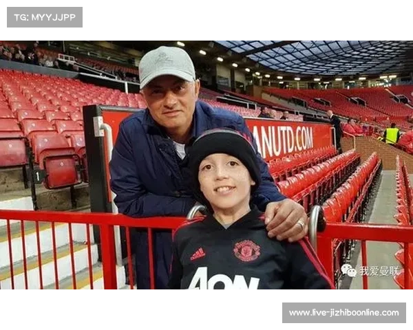 小球迷冲入场内获德约拥抱，温馨一幕成赛场插曲